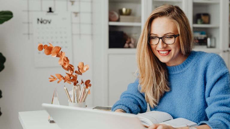 woman-learning-english-online